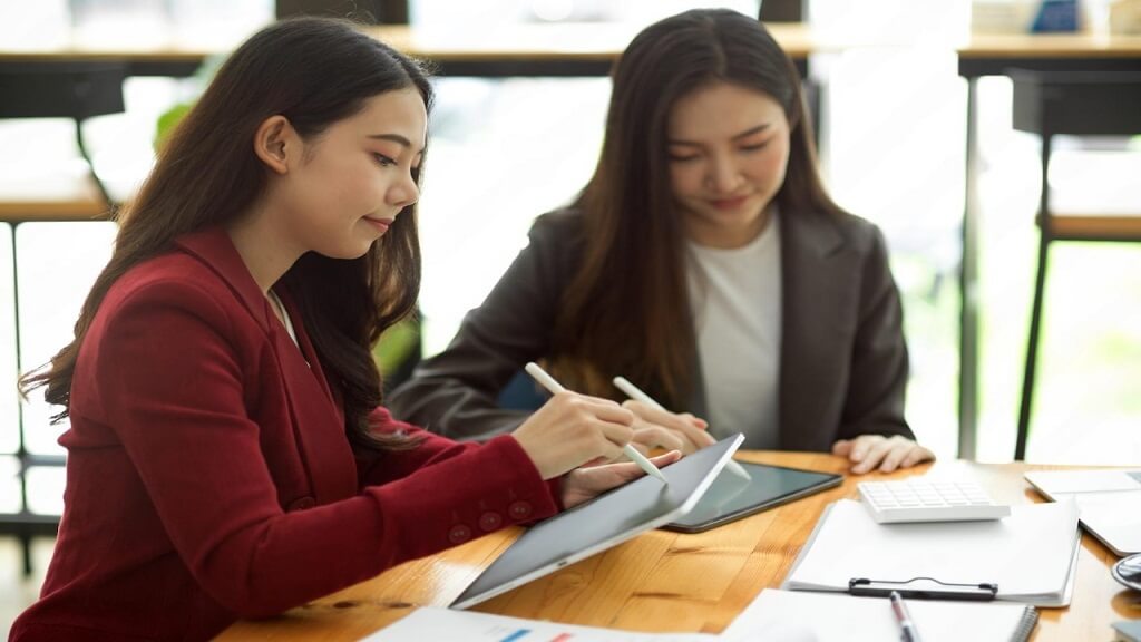 what do singapore university lecturers look for when marking assignments